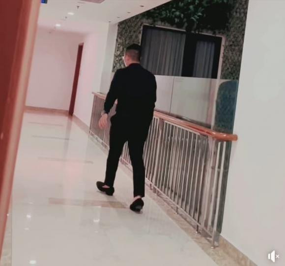 Lương Thu Trang nhiễm Covid-19, người đàn ông tiếp tế được quan tâm - Hình 3 Luong Thu Trang nhiem Covid-19, nguoi dan ong tiep te duoc quan tam-Hinh-3