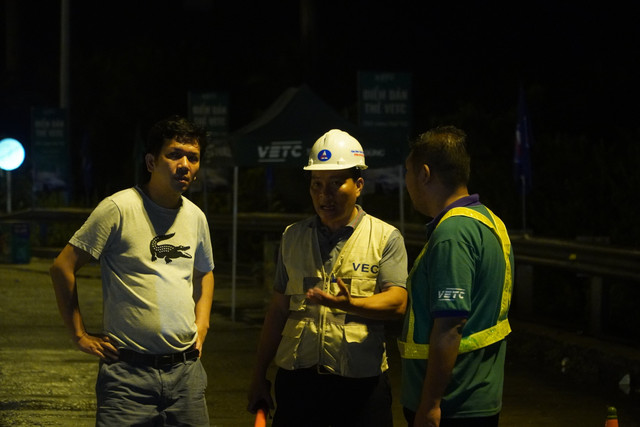 Xuyên đêm dán thẻ thu phí không dừng cho tài xế trên cao tốc - Hình 4 Xuyen dem dan the thu phi khong dung cho tai xe tren cao toc-Hinh-4