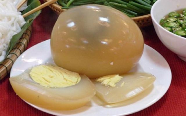Đầu tháng lương về, ăn thử trứng đà điểu siêu to khổng lồ Dau thang luong ve, an thu trung da dieu sieu to khong lo