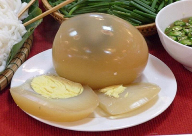 Đầu tháng lương về, ăn thử trứng đà điểu siêu to khổng lồ - Hình 3 Dau thang luong ve, an thu trung da dieu sieu to khong lo-Hinh-3