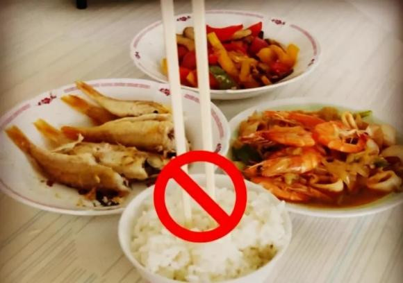 Vì sao: 'Ăn tránh ba, đũa tránh năm, tiệc tránh sáu?' - Hình 4 Vi sao: 'An tranh ba, dua tranh nam, tiec tranh sau?'-Hinh-4