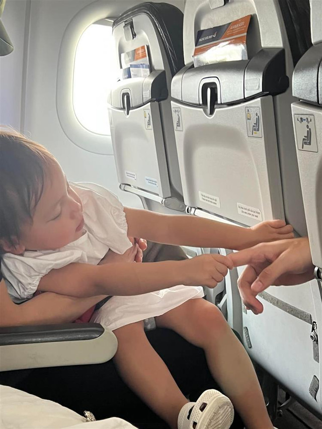Hồ Ngọc Hà khoe ảnh Kim Lý ôm con lúc mới sinh Ho Ngoc Ha khoe anh Kim Ly om con luc moi sinh