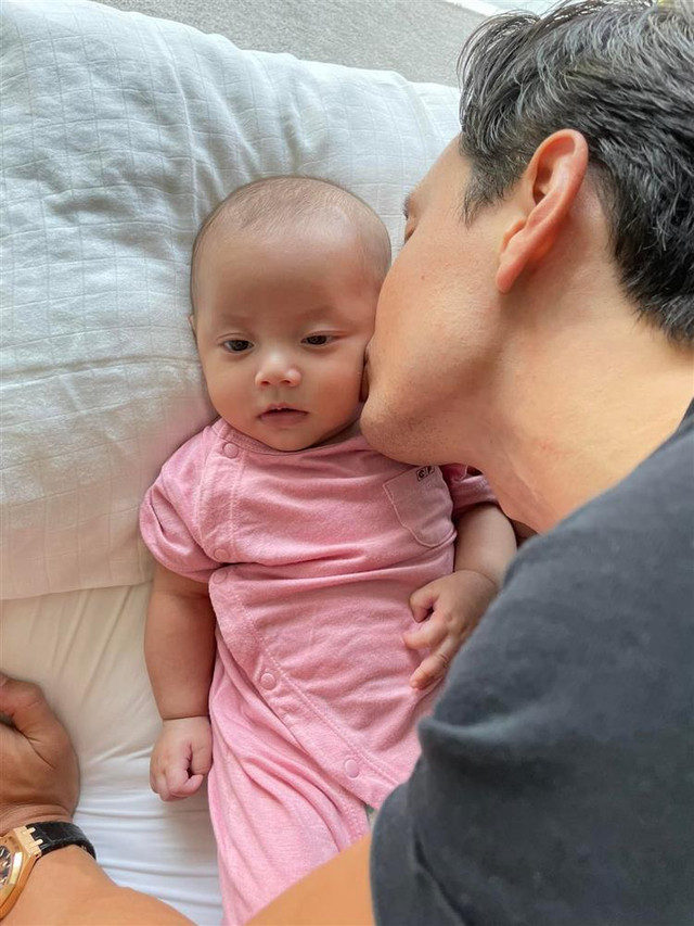 Hồ Ngọc Hà khoe ảnh Kim Lý ôm con lúc mới sinh - Hình 5 Ho Ngoc Ha khoe anh Kim Ly om con luc moi sinh-Hinh-5