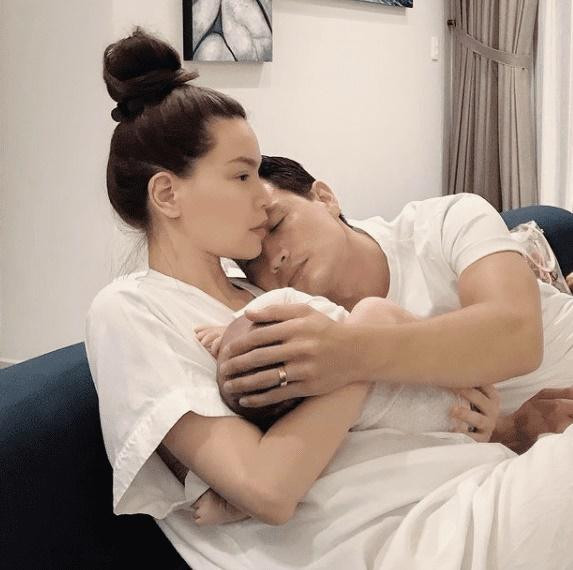 Hồ Ngọc Hà khoe ảnh Kim Lý ôm con lúc mới sinh - Hình 10 Ho Ngoc Ha khoe anh Kim Ly om con luc moi sinh-Hinh-10