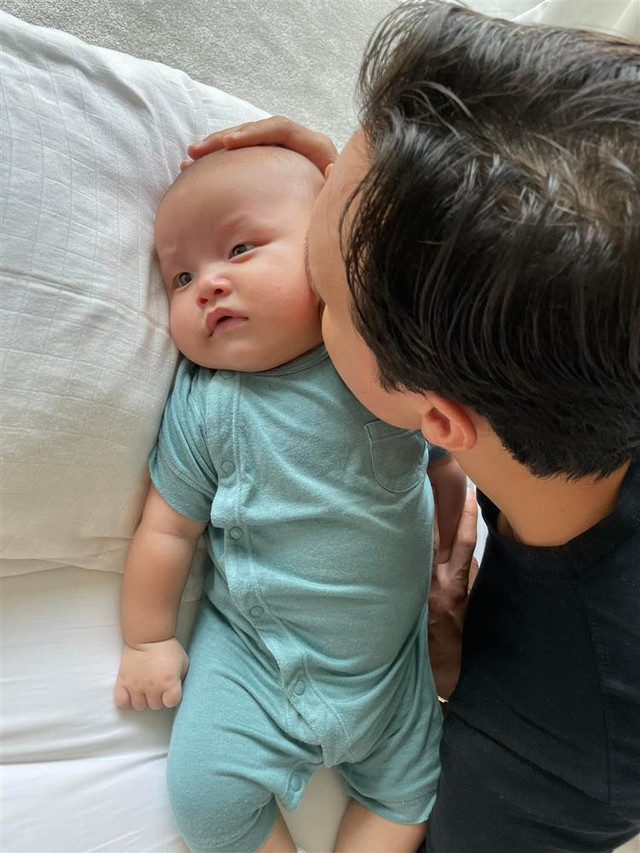 Hồ Ngọc Hà khoe ảnh Kim Lý ôm con lúc mới sinh - Hình 6 Ho Ngoc Ha khoe anh Kim Ly om con luc moi sinh-Hinh-6