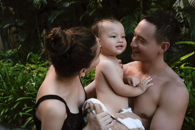 Hồ Ngọc Hà khoe ảnh Kim Lý ôm con lúc mới sinh - Hình 2 Ho Ngoc Ha khoe anh Kim Ly om con luc moi sinh-Hinh-2