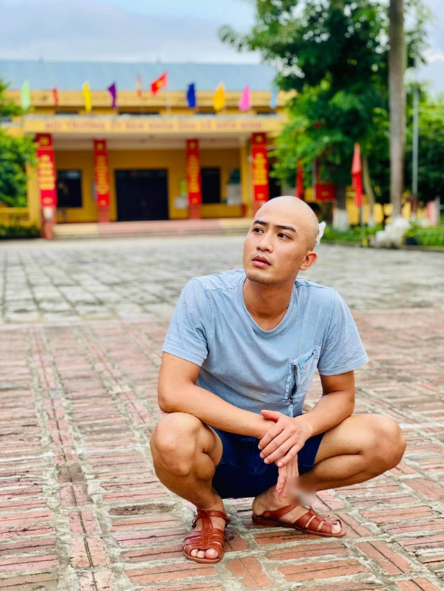 Tuấn "nháy" Doãn Quốc Đam tệ bạc trên phim, ngoài đời giấu kỹ vợ con - Hình 3 Tuan