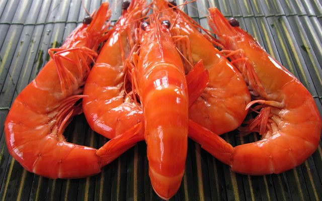 Luộc tôm nhớ 4 bước này tôm mới mềm, hết sạch mùi tanh - Hình 2 Luoc tom nho 4 buoc nay tom moi mem, het sach mui tanh-Hinh-2