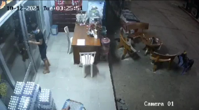 Nhân viên cây xăng ngủ gục, trộm lẻn vào cạy tủ Nhan vien cay xang ngu guc, trom len vao cay tu