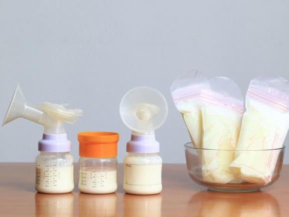 Sữa mẹ có thể để được bao lâu bên ngoài và trong tủ lạnh? Sua me co the de duoc bao lau ben ngoai va trong tu lanh?