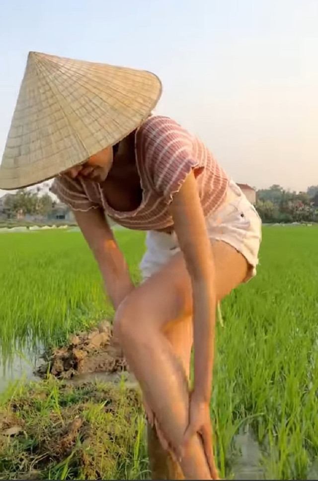 Mặc áo trễ cổ sâu đi chăn trâu, cô "nông dân" bị chê cười? - Hình 4 Mac ao tre co sau di chan trau, co
