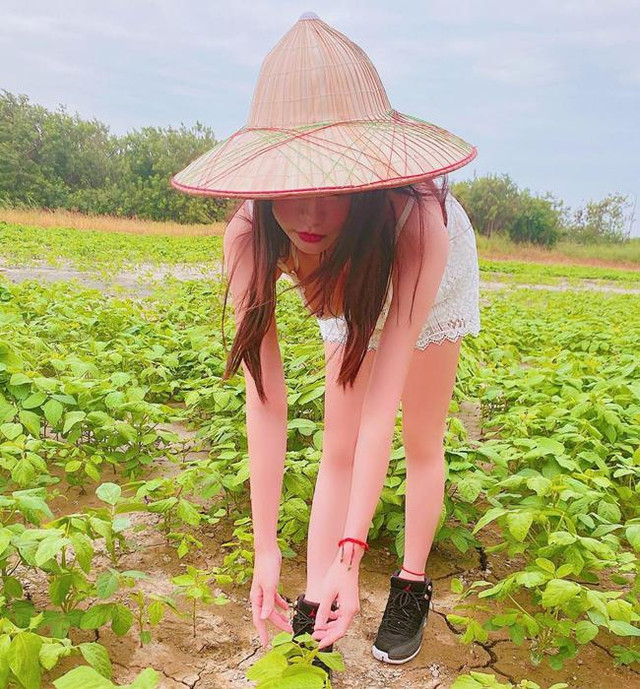 Mặc áo trễ cổ sâu đi chăn trâu, cô "nông dân" bị chê cười? - Hình 17 Mac ao tre co sau di chan trau, co