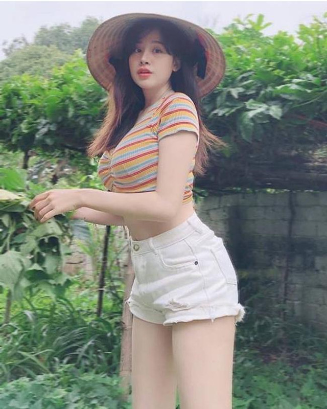 Mặc áo trễ cổ sâu đi chăn trâu, cô "nông dân" bị chê cười? - Hình 2 Mac ao tre co sau di chan trau, co