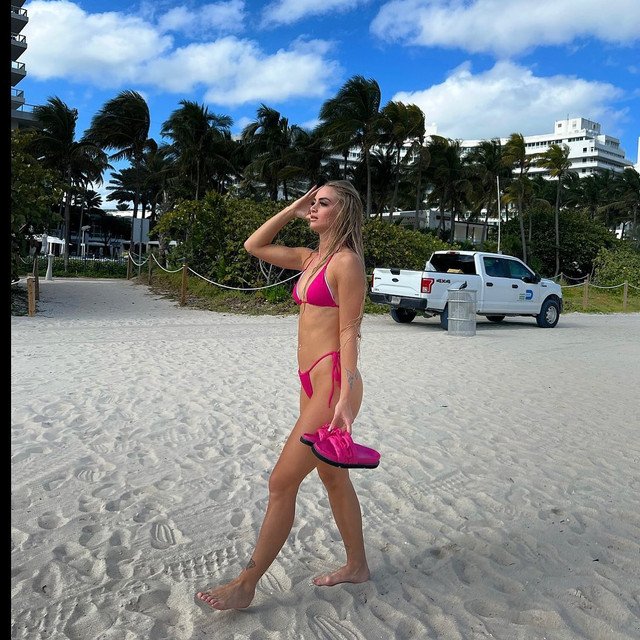 Nữ cầu thủ Aston Villa mặc bikini thả dáng khêu gợi ở bãi biển - Hình 3 Nu cau thu Aston Villa mac bikini tha dang kheu goi o bai bien-Hinh-3