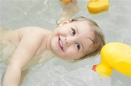 Bé mắc tình huống này thì đừng tắm dù 'bẩn' đến đâu - Hình 3 Be mac tinh huong nay thi dung tam du 'ban' den dau-Hinh-3