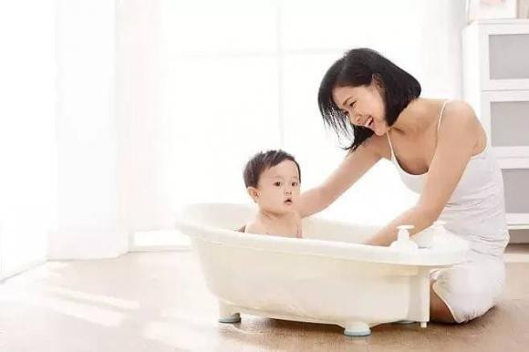 Bé mắc tình huống này thì đừng tắm dù 'bẩn' đến đâu - Hình 2 Be mac tinh huong nay thi dung tam du 'ban' den dau-Hinh-2