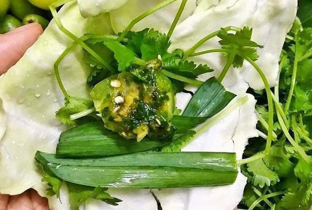 Mẹt rau quả quê giá rẻ lên đời, thêm bát nước chấm thành món đắt đỏ Met rau qua que gia re len doi, them bat nuoc cham thanh mon dat do