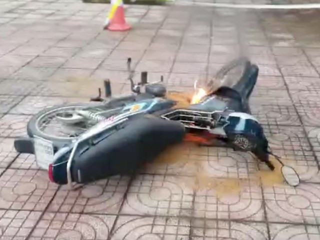 Khởi tố nam thanh niên đốt xe vì không được bỏ lỗi vi phạm Khoi to nam thanh nien dot xe vi khong duoc bo loi vi pham