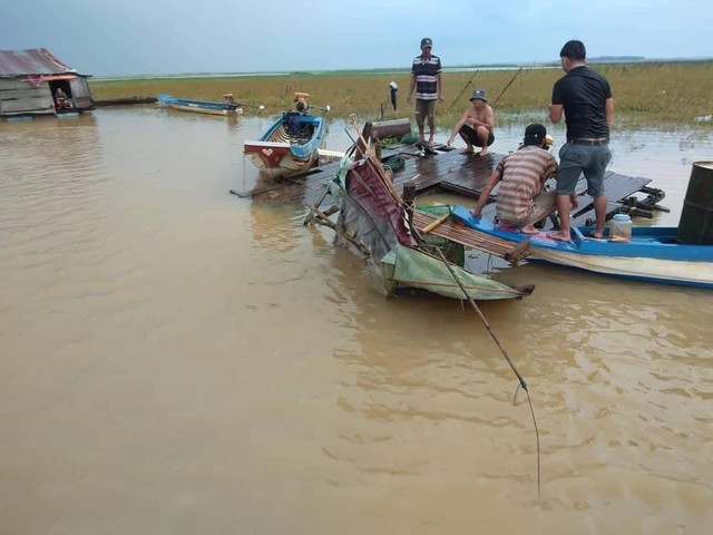 Vòi rồng' khổng lồ phá hỏng nhiều bè cá trên hồ Trị An - Hình 2 Voi rong' khong lo pha hong nhieu be ca tren ho Tri An-Hinh-2