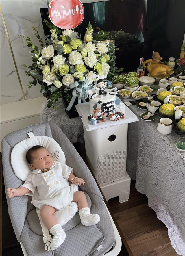 Lóa mắt tiệc đầy tháng con trai trung vệ nổi tiếng tuyển Việt Nam - Hình 2 Loa mat tiec day thang con trai trung ve noi tieng tuyen Viet Nam-Hinh-2