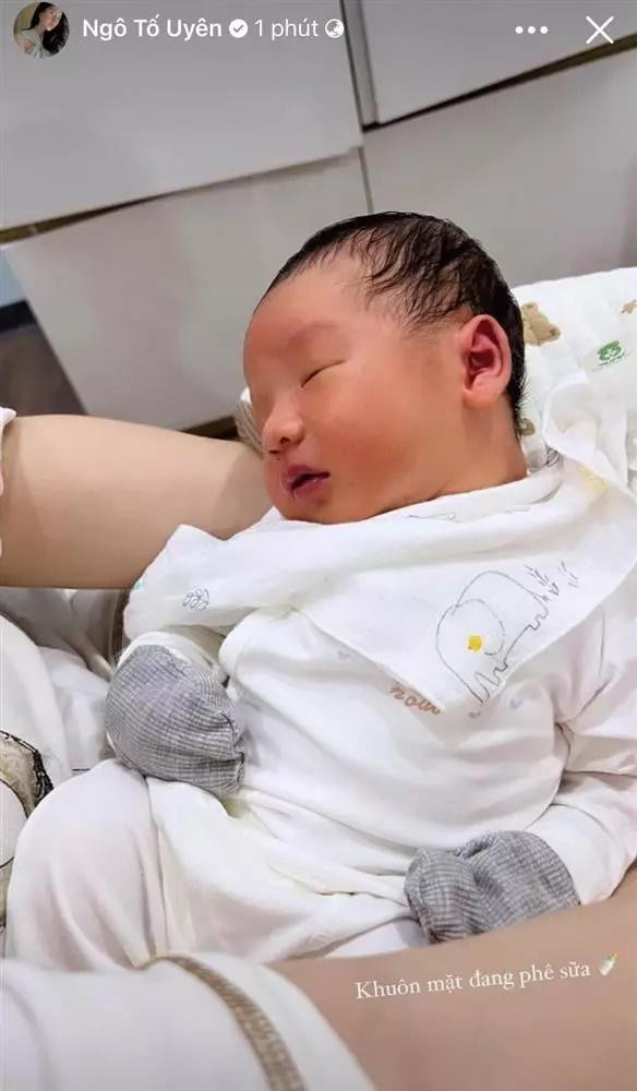 Lóa mắt tiệc đầy tháng con trai trung vệ nổi tiếng tuyển Việt Nam - Hình 9 Loa mat tiec day thang con trai trung ve noi tieng tuyen Viet Nam-Hinh-9