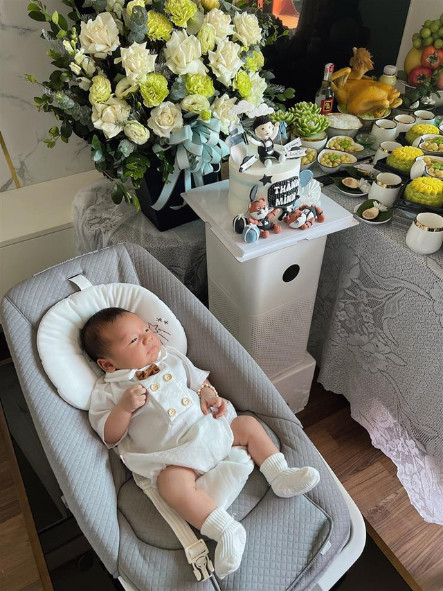 Lóa mắt tiệc đầy tháng con trai trung vệ nổi tiếng tuyển Việt Nam Loa mat tiec day thang con trai trung ve noi tieng tuyen Viet Nam