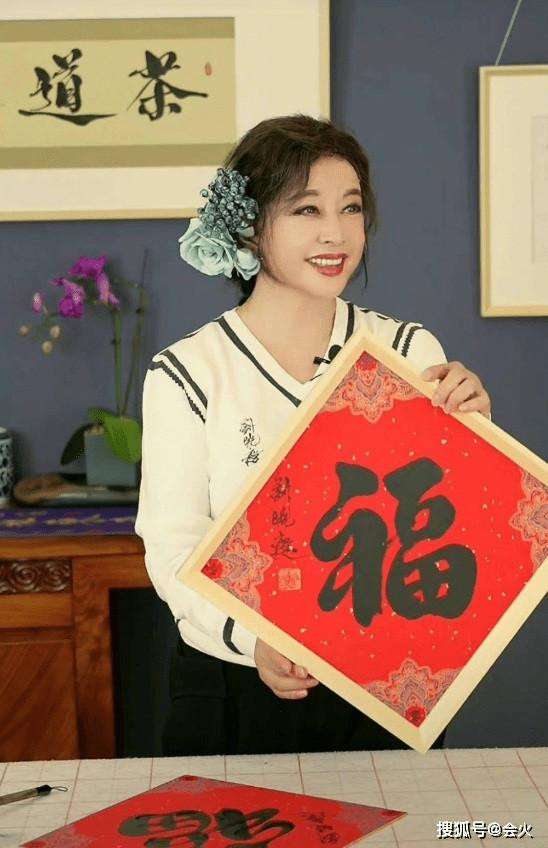 Choáng với vẻ đẹp của Lưu Hiểu Khánh ở độ tuổi U70 - Hình 5 Choang voi ve dep cua Luu Hieu Khanh o do tuoi U70-Hinh-5