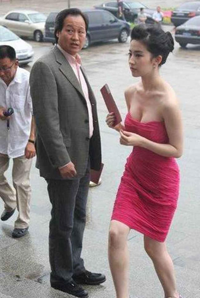 Mối quan hệ mờ ám của Lưu Diệc Phi và cha nuôi tỷ phú - Hình 5 Moi quan he mo am cua Luu Diec Phi va cha nuoi ty phu-Hinh-5