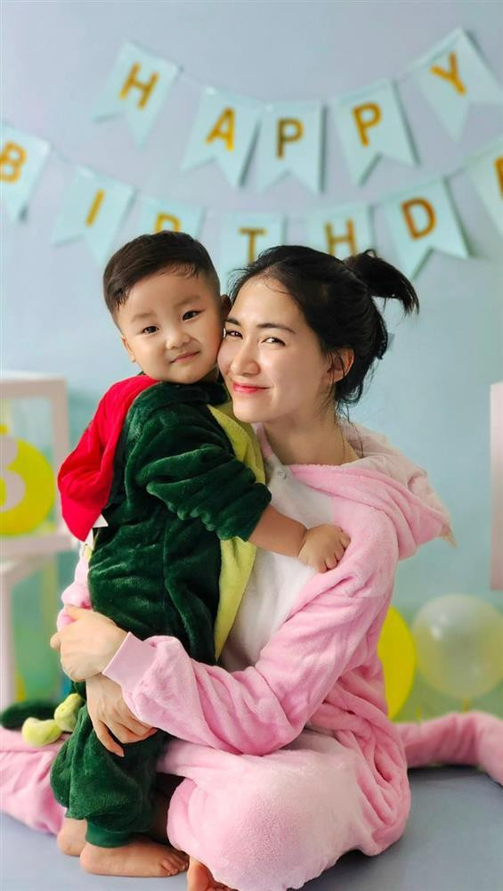 Đang hát thì rớt móng tay, Hòa Minzy vẫn tranh thủ tấu hài đỡ quê - Hình 4 Dang hat thi rot mong tay, Hoa Minzy van tranh thu tau hai do que-Hinh-4
