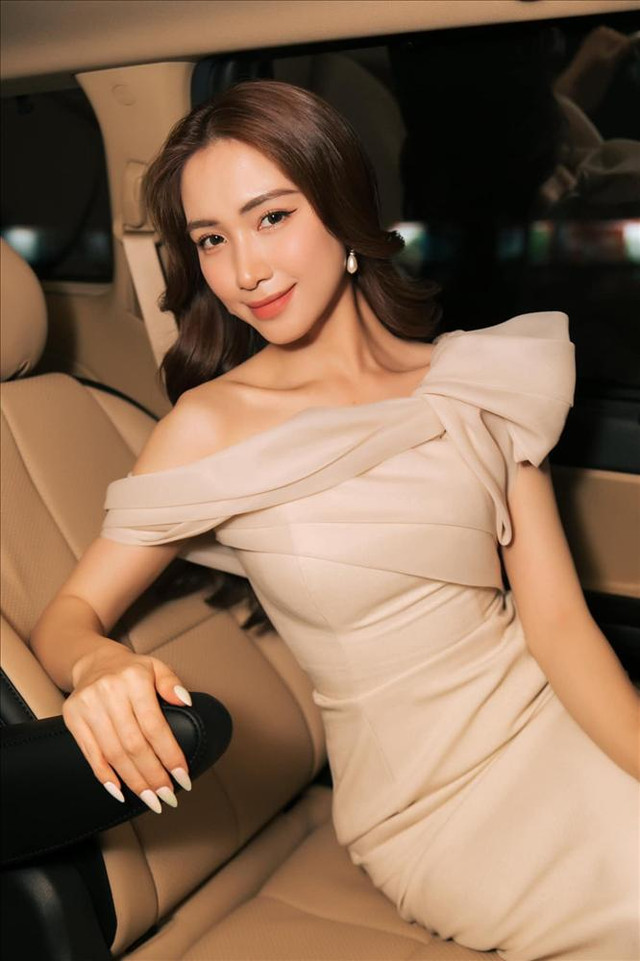 Đang hát thì rớt móng tay, Hòa Minzy vẫn tranh thủ tấu hài đỡ quê Dang hat thi rot mong tay, Hoa Minzy van tranh thu tau hai do que