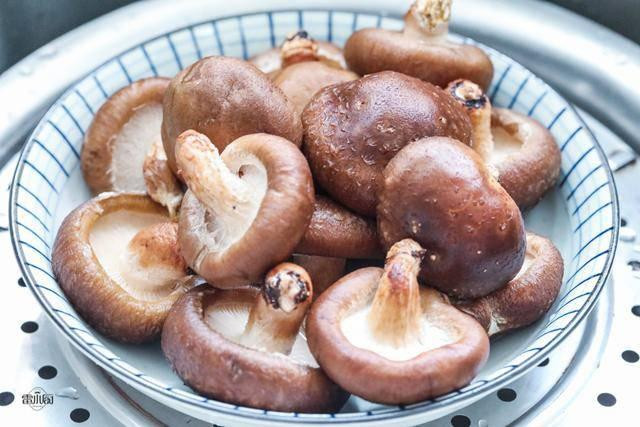 Mua nấm hương tươi, có 4 loại tránh xa kẻo rước bệnh - Hình 4 Mua nam huong tuoi, co 4 loai tranh xa keo ruoc benh-Hinh-4