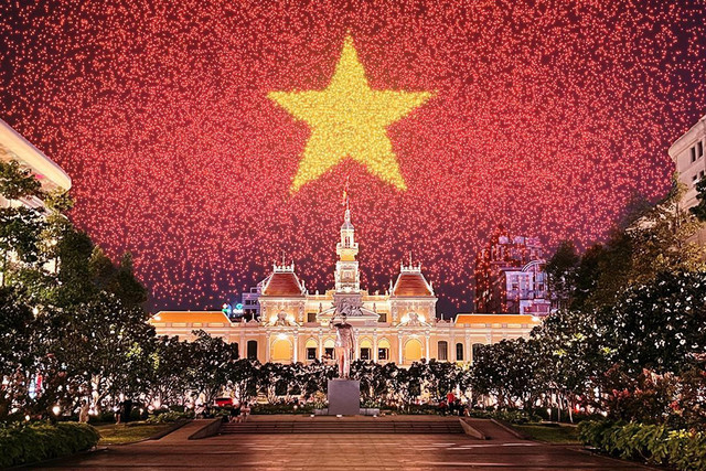 Giới trẻ thích thú chiêm ngưỡng pháo hoa "ảo" tại Việt Nam Gioi tre thich thu chiem nguong phao hoa