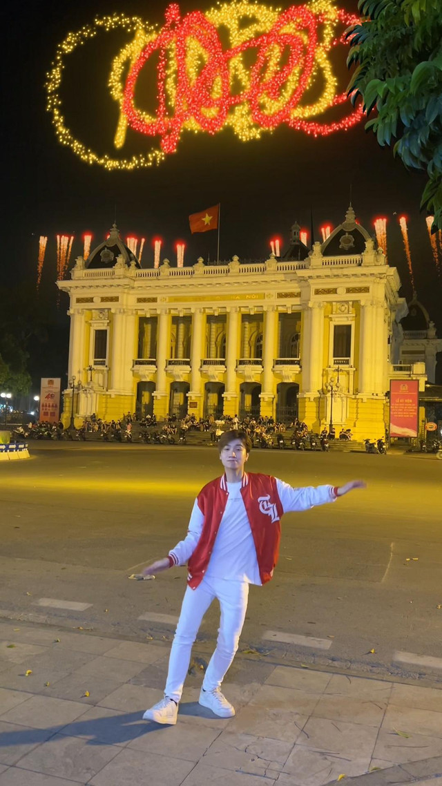 Giới trẻ thích thú chiêm ngưỡng pháo hoa "ảo" tại Việt Nam - Hình 5 Gioi tre thich thu chiem nguong phao hoa