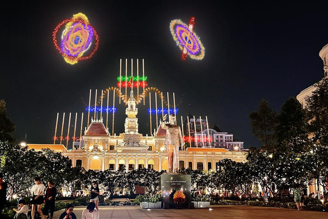 Giới trẻ thích thú chiêm ngưỡng pháo hoa "ảo" tại Việt Nam - Hình 6 Gioi tre thich thu chiem nguong phao hoa