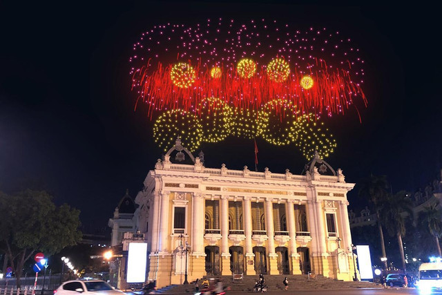 Giới trẻ thích thú chiêm ngưỡng pháo hoa "ảo" tại Việt Nam - Hình 7 Gioi tre thich thu chiem nguong phao hoa