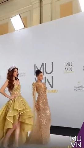 Vũ Thu Phương bị 'chơi xấu' không được báo dresscode Miss Universe? - Hình 10 Vu Thu Phuong bi 'choi xau' khong duoc bao dresscode Miss Universe?-Hinh-10