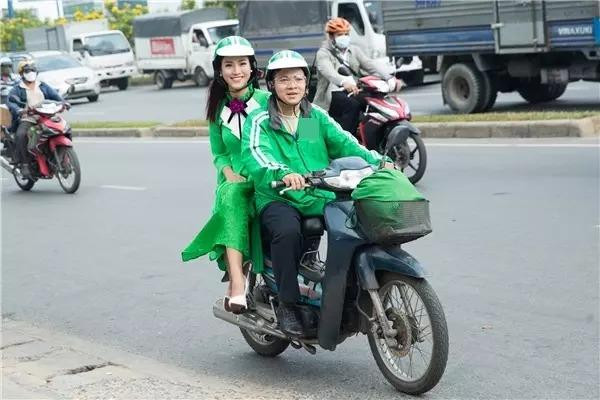 Trường Giang mặc vest đi xe ôm, tướng ngồi cực hài - Hình 9 Truong Giang mac vest di xe om, tuong ngoi cuc hai-Hinh-9