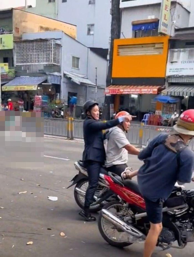 Trường Giang mặc vest đi xe ôm, tướng ngồi cực hài - Hình 3 Truong Giang mac vest di xe om, tuong ngoi cuc hai-Hinh-3