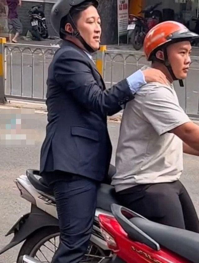 Trường Giang mặc vest đi xe ôm, tướng ngồi cực hài Truong Giang mac vest di xe om, tuong ngoi cuc hai
