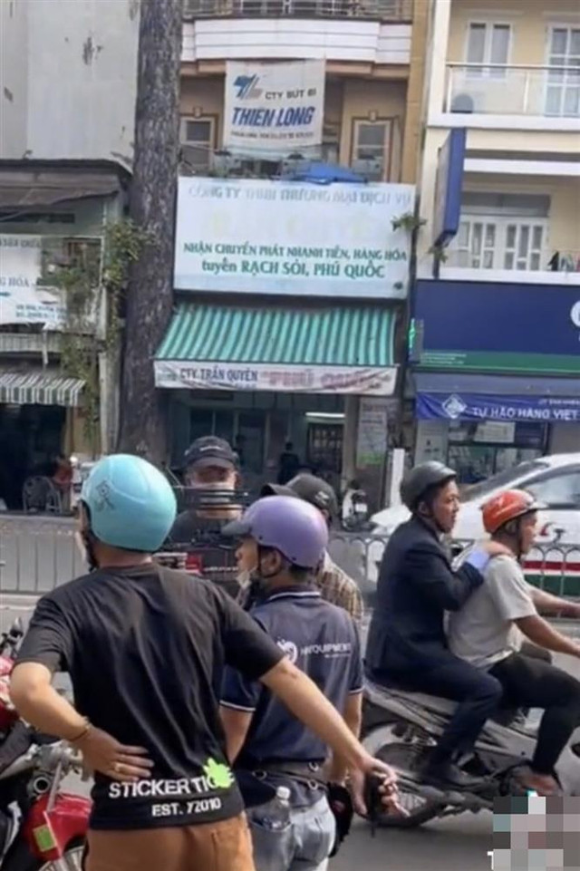 Trường Giang mặc vest đi xe ôm, tướng ngồi cực hài - Hình 4 Truong Giang mac vest di xe om, tuong ngoi cuc hai-Hinh-4