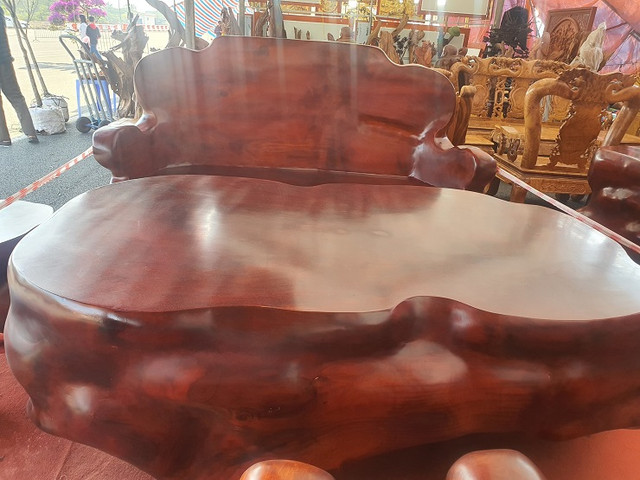 Bộ bàn ghế gỗ hương đỏ được phát giá 1,6 tỷ đồng - Hình 4 Bo ban ghe go huong do duoc phat gia 1,6 ty dong-Hinh-4