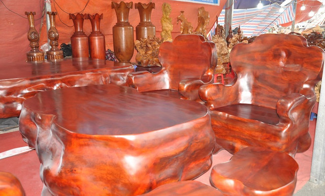 Bộ bàn ghế gỗ hương đỏ được phát giá 1,6 tỷ đồng - Hình 6 Bo ban ghe go huong do duoc phat gia 1,6 ty dong-Hinh-6