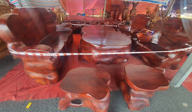 Bộ bàn ghế gỗ hương đỏ được phát giá 1,6 tỷ đồng - Hình 2 Bo ban ghe go huong do duoc phat gia 1,6 ty dong-Hinh-2