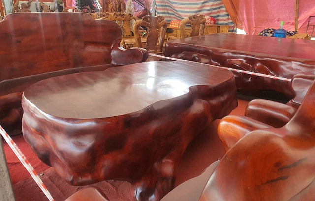 Bộ bàn ghế gỗ hương đỏ được phát giá 1,6 tỷ đồng - Hình 3 Bo ban ghe go huong do duoc phat gia 1,6 ty dong-Hinh-3