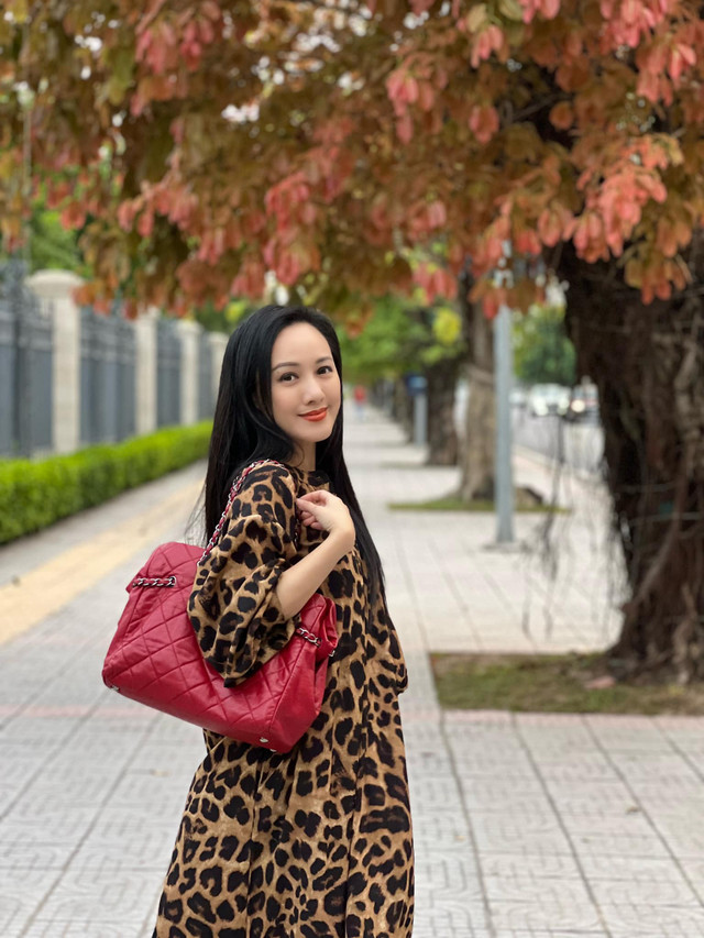 BTV Hoài Anh mặc style tươi trẻ, "hack" dáng mỗi khi rời trường quay - Hình 6 BTV Hoai Anh mac style tuoi tre,