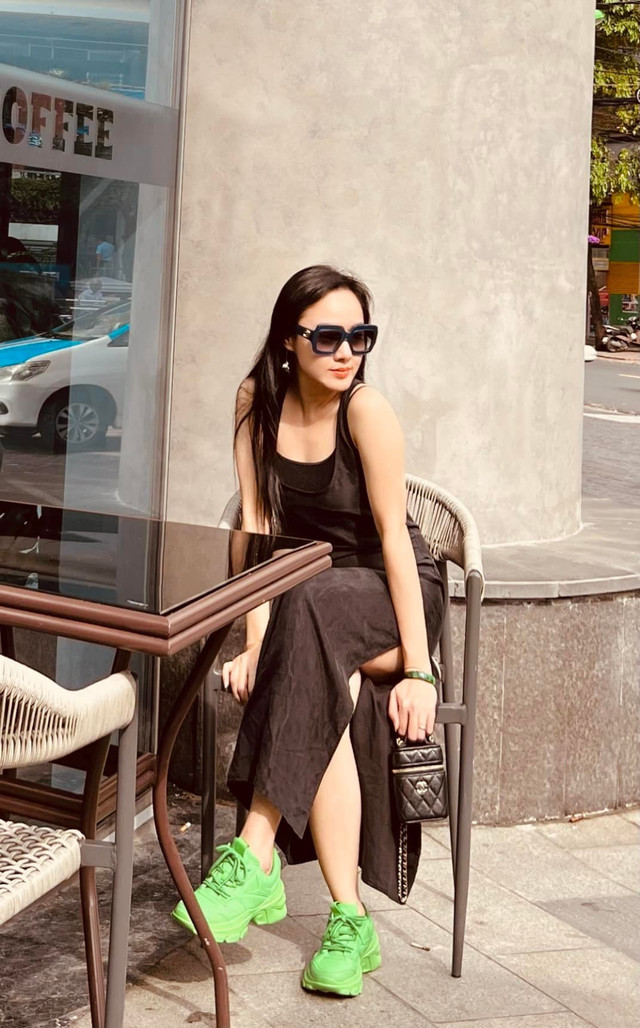 BTV Hoài Anh mặc style tươi trẻ, "hack" dáng mỗi khi rời trường quay - Hình 7 BTV Hoai Anh mac style tuoi tre,