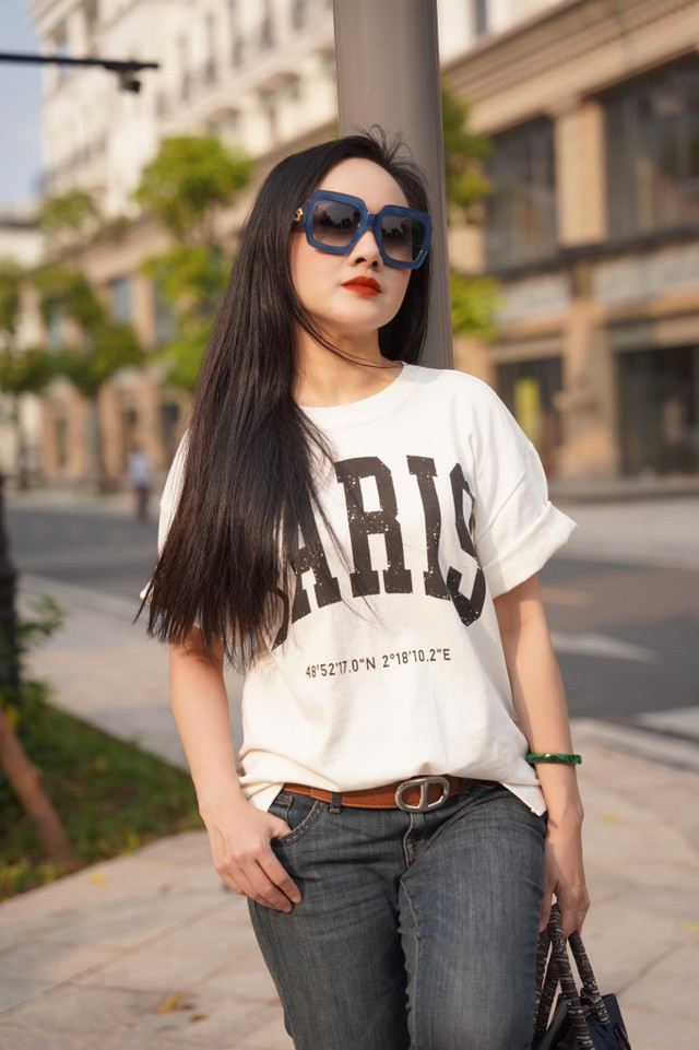 BTV Hoài Anh mặc style tươi trẻ, "hack" dáng mỗi khi rời trường quay - Hình 2 BTV Hoai Anh mac style tuoi tre,
