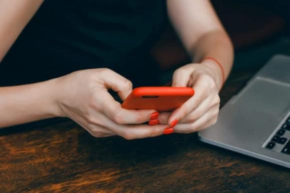 iPhone xịn mấy cũng thành 'cục gạch' nếu bạn làm điều này - Hình 2 iPhone xin may cung thanh 'cuc gach' neu ban lam dieu nay-Hinh-2