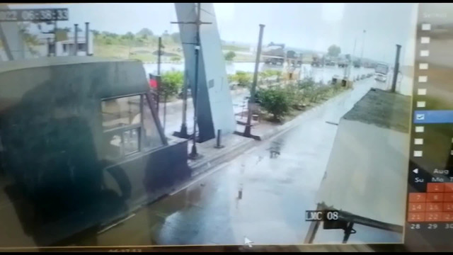 Video: Tài xế buồn ngủ, lao thẳng vào trạm thu phí Video: Tai xe buon ngu, lao thang vao tram thu phi