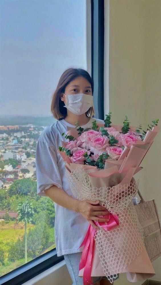 Hòa Minzy mạnh tay tậu nhà tiền tỷ tặng trợ lý - Hình 2 Hoa Minzy manh tay tau nha tien ty tang tro ly-Hinh-2